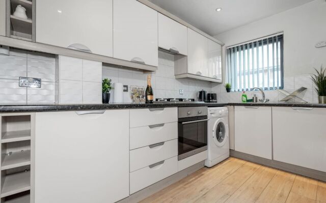 Modern Townhouse Close to Birmingham City Centre