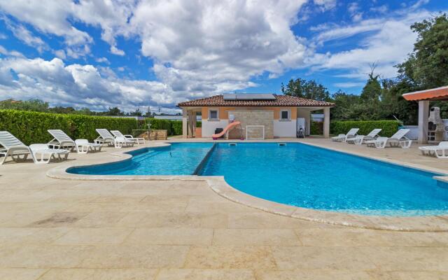Lovely Apartment in Banjole near Beach & Town Center