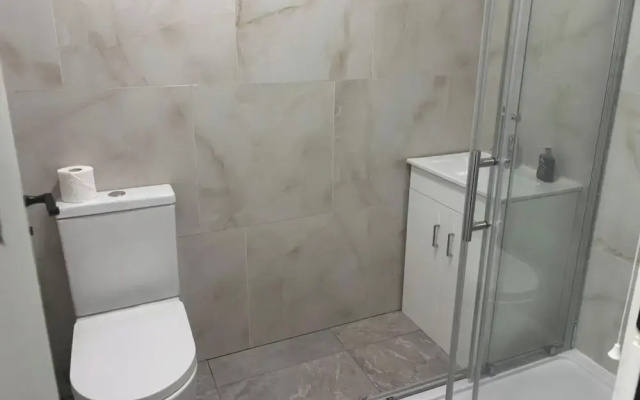 1 Bed Flat - Sleeps 2 - Parking - Wifi