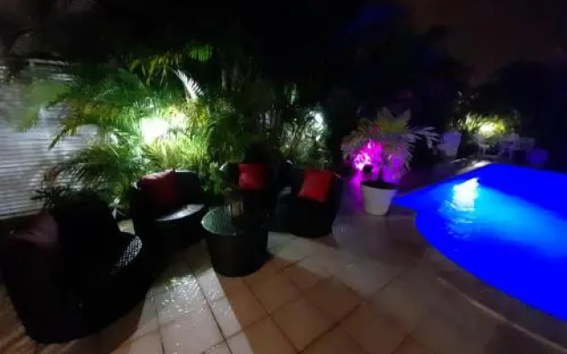 Coquet F2 Climatise Avec Piscine Au Lamentin