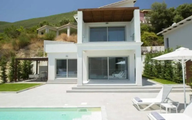 Villa O OFF White in Lefkada
