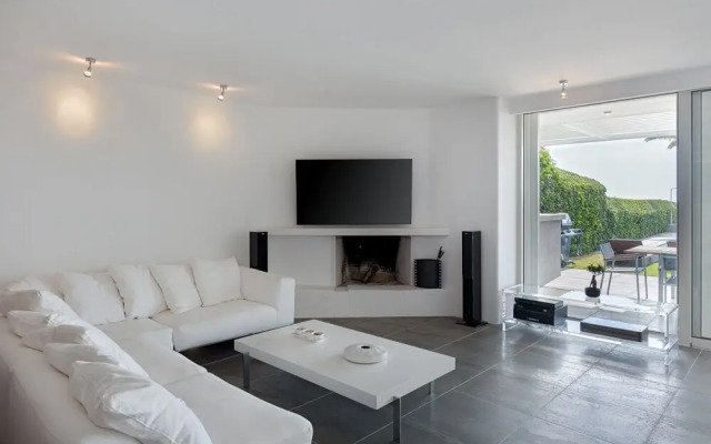 Luxurious Beachfront Villa Maira