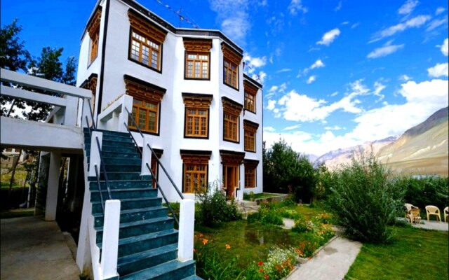 Omasila Hotel