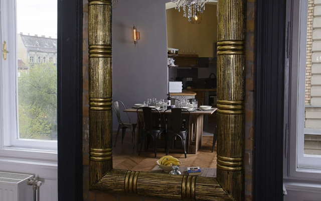 New - Walnuttree Double 12 Person Apartment Central in Budapest - Hungary