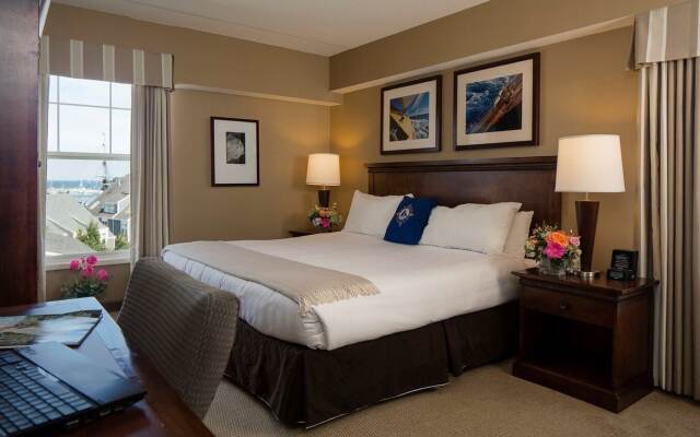 Salem Waterfront Hotel & Suites