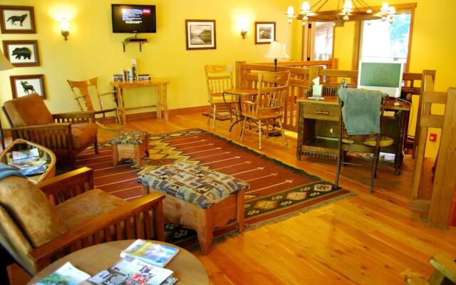 Glacier Guides Lodge