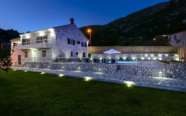 Villa Pave - Six-bedroom Villa With Terrace and Swimming Pool