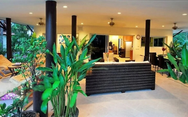 Luxurious Thai-style Villa With Private Pool and Beach Access