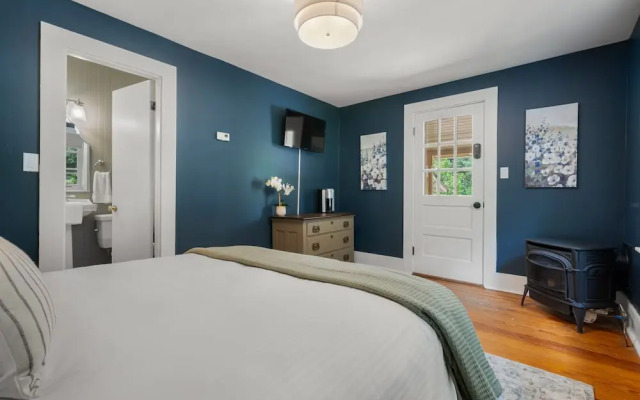 The Aurora Inn & Cottages