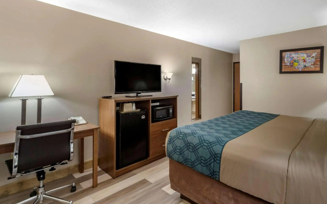 Econo Lodge Hays I-70