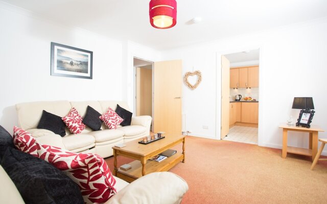 5 Riverside Gardens