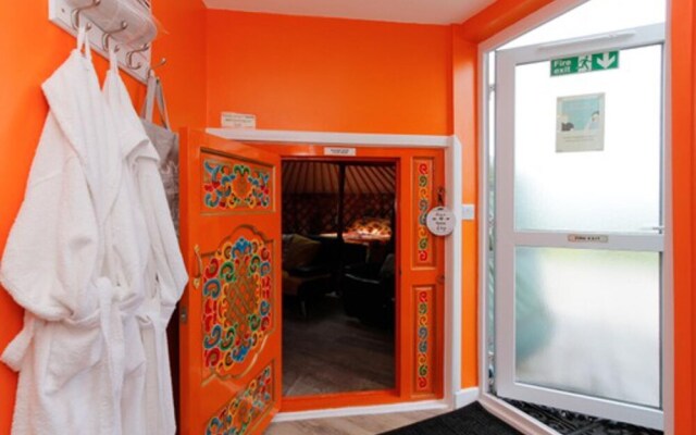 Orange Yurt With Hot Tub- Sleeps 3, Parking & Wifi