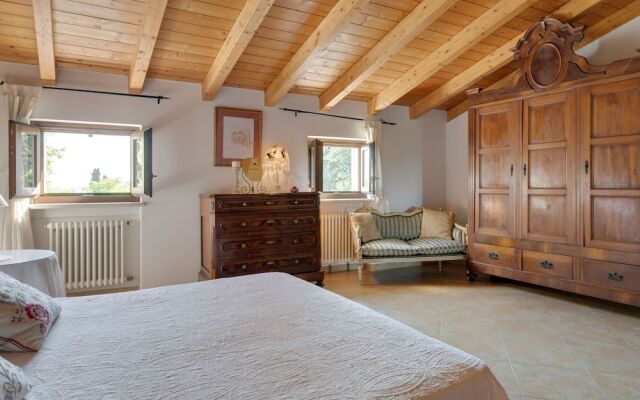 Fabulous Mansion in Pesina Spezie near Lake