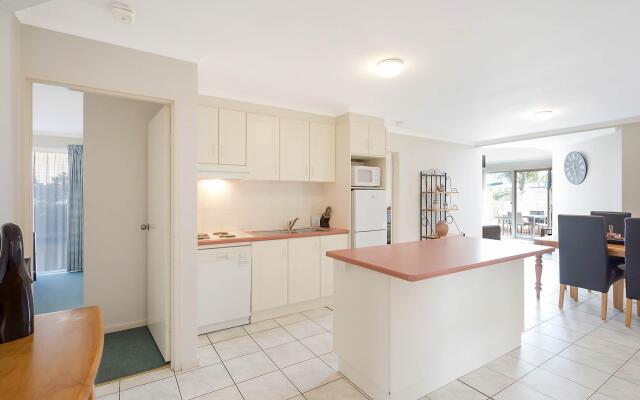 Black Dolphin Motel & Apartments