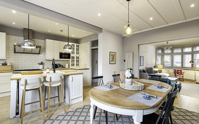 Gorgeous 4-bed Home With a Fireplace and Terrace