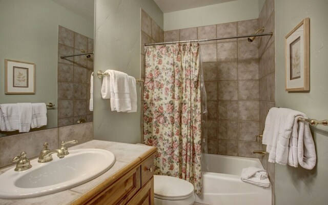 Cozy & Central Arrowhead Ge Townhome, 3br, Sleeps 6 3 Bedroom Townhouse by RedAwning