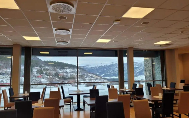 Dombåstun
