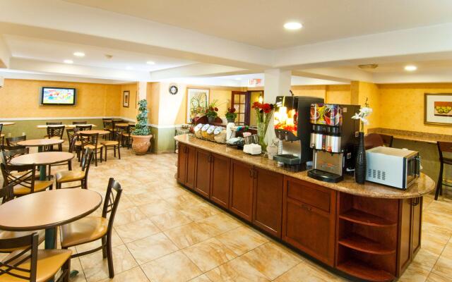 Best Western Plus Raffles Inn & Suites