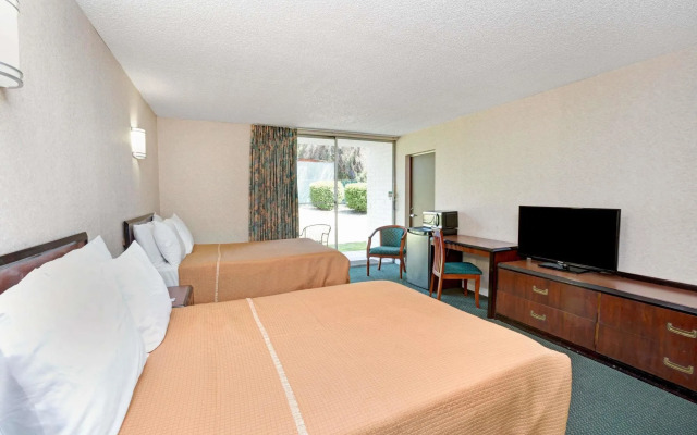 Howard Johnson Express Inn - Claremont