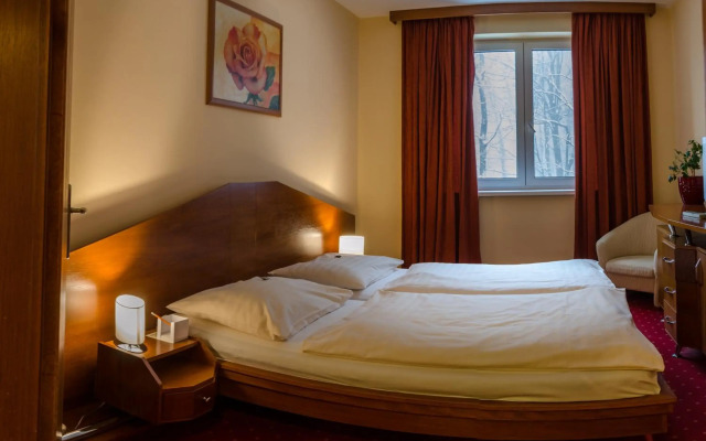 Hotel West