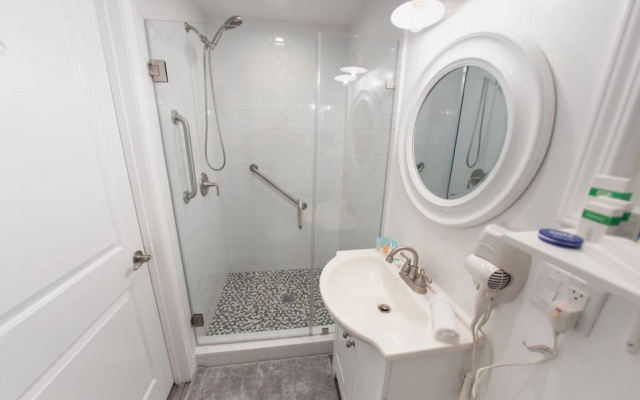 CHARMING UPGRADED 1-BEDROOM HOUSE IN GLENDALE (p55)