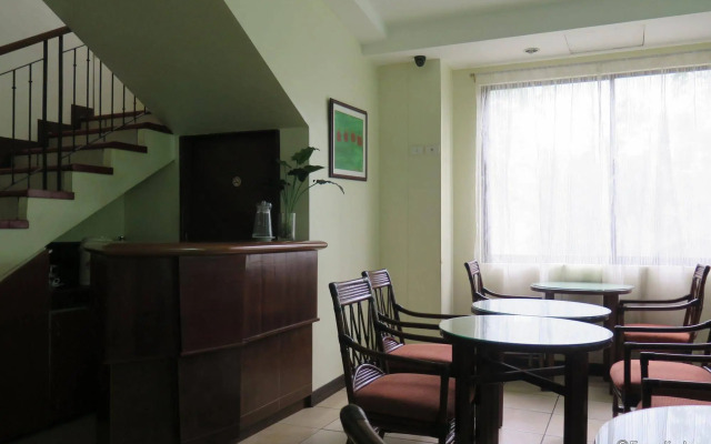 OYO 210 Apple Tree Suites