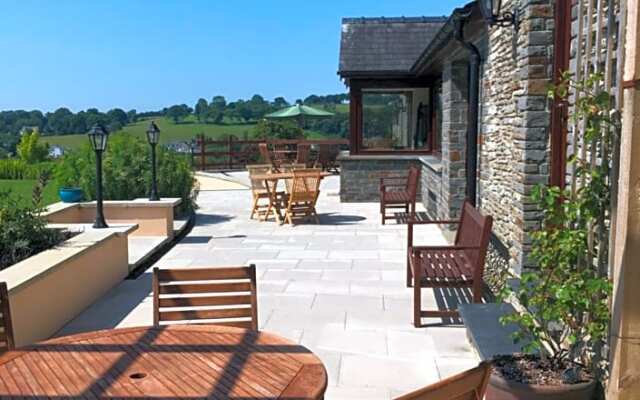Neuadd Villa