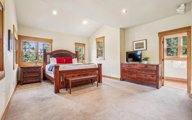 Little Bear Lodge 4 Bedroom Home