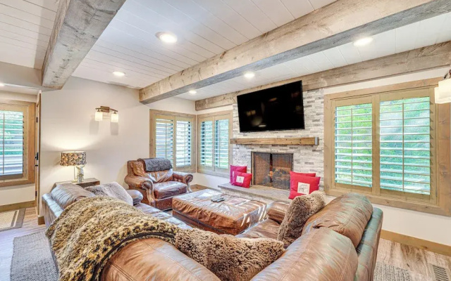 Cozy Sun Valley Townhome w/ Mountain Views!