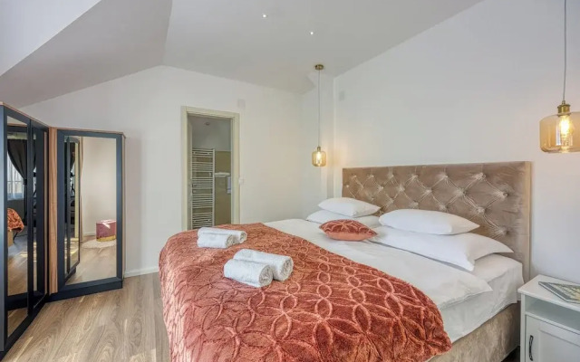 Hedonistic Vineyard Estate With Hot Tub