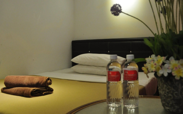 Monkey Motel & Café