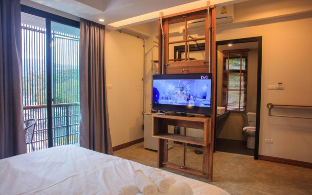 The Arak Bed Bar and Hostel