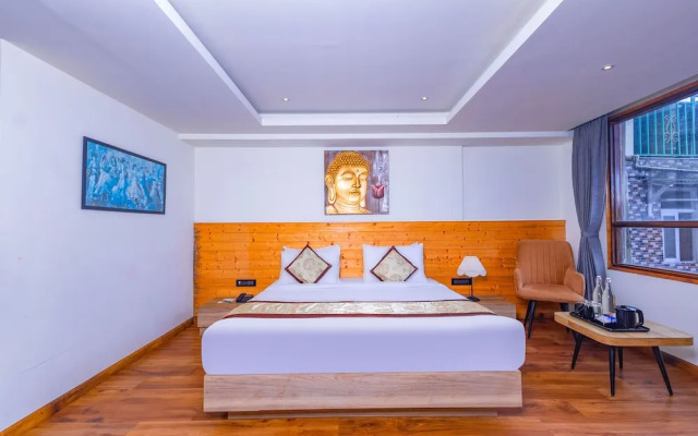 Sumitel Sanderling 500 meters from Mall Road