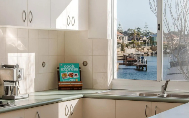 Waters Edge Apartment with Jetty