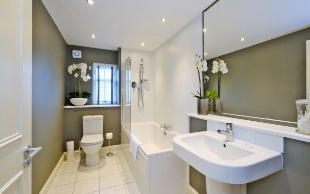 Sensational Aberdeen Home With Furnished Balcony