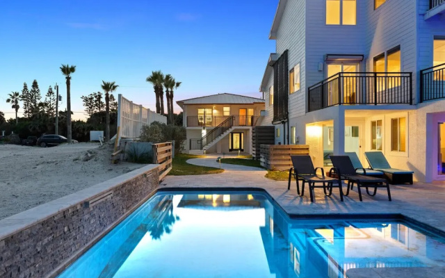 Pool, 7 Bedrooms, Direct Oceanfront, 4 Kitchens