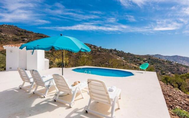 Villa Felicidad Sayalonga by Ruralidays