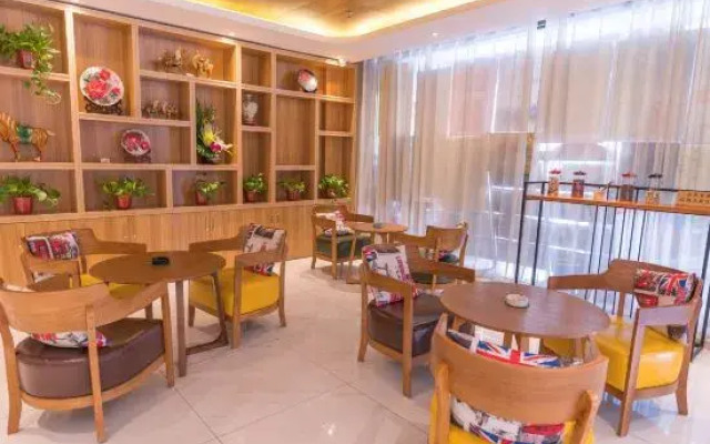Super 8 Hotel (Luoyang Longmen High-speed Railway Station Quanyi Square)