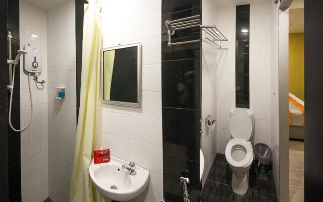 OYO 228 Basic Hotel