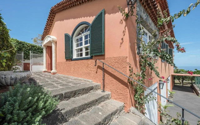 Rural House Los Orovales with Terrace and Parking