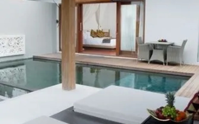 Water Edge Villa by Soscomma