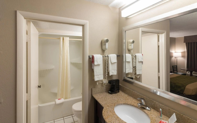 Econo Lodge South