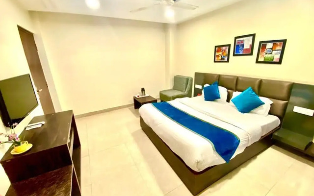 OYO Rooms Ludhiana Railway Station Clock Tower