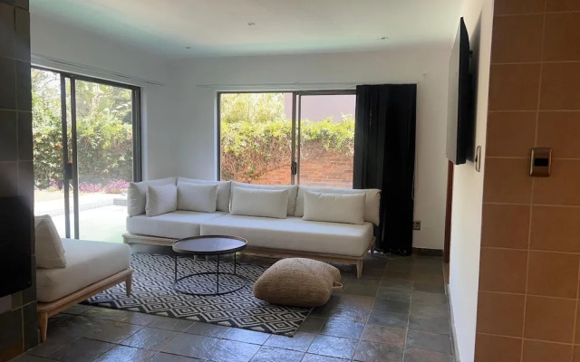 Bryanston Luxurious 4-Bed Villa