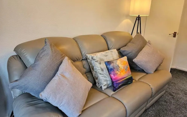 Pet Friendly - 2 Bedrooms - 4 Guests - Parking