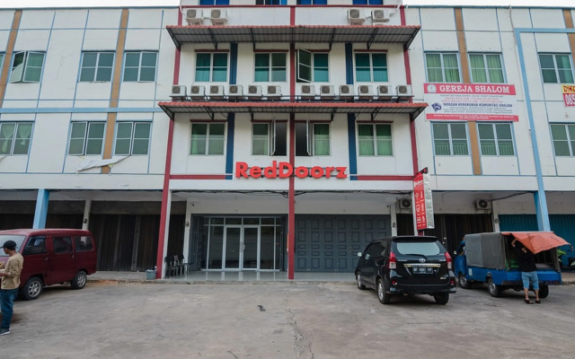 RedDoorz Plus Near Kepri Mall