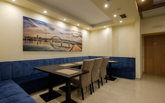 Airport Garni Hotel