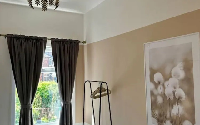 Three Bedroom Home Manchester sleeps 9