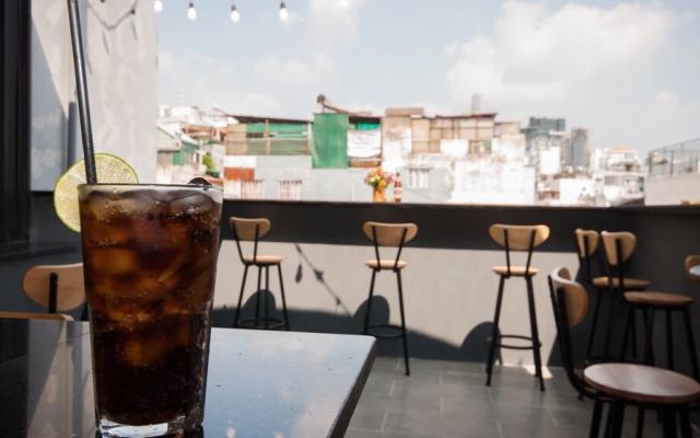 The Prince of Whales Hostel & Bar