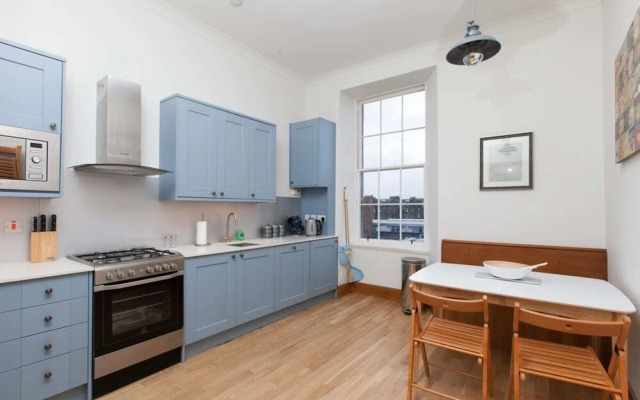 Traditional Luxury Apartment Sleeps 10 Guests